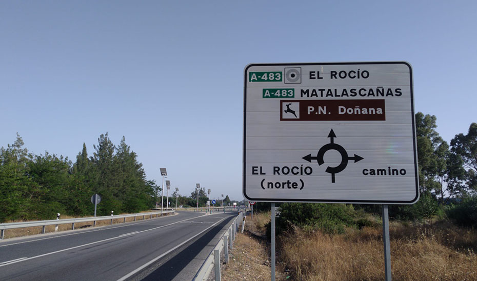 Tramo de la carretera A-483 entre Almonte y El Rocío.