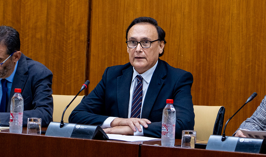 El consejero José Carlos Gómez Villamandos presenta el presupuesto de su departamento en comisión parlamentaria.