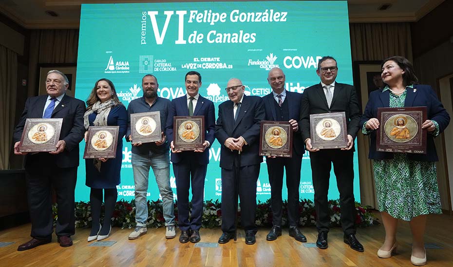 Juanma Moreno y el resto de los galardonados posan con Felipe González de Canales.
