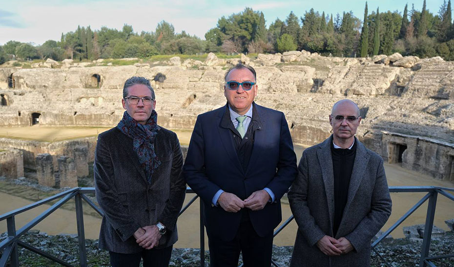 Bernal, acompañado por el director general de Museos, Fernando Panea, y el director del Conjunto Arqueológico, Daniel González Acuña, durante su recorrido por la nueva zona visitable del anfiteatro itálico.