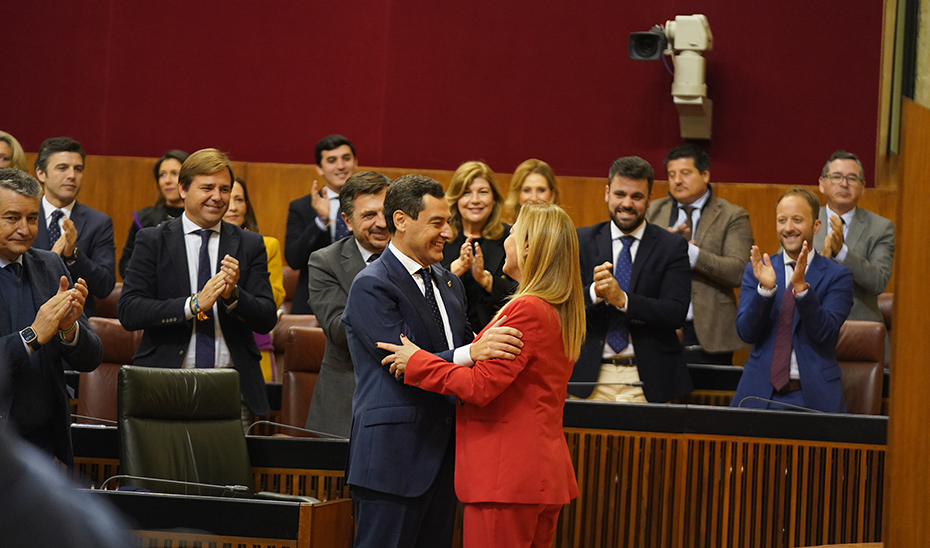 El presidente de la Junta, Juanma Moreno, felicita a la consejera de Hacienda, Carolina España, tras la aprobación de los Presupuestos 2024.