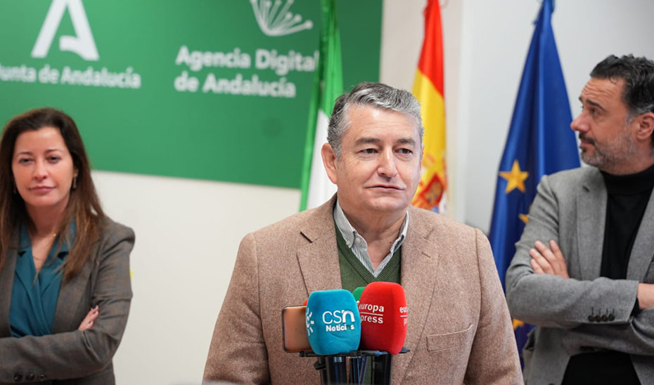 El consejero de la Presidencia, Interior, Diálogo Social y Simplificación Administrativa, Antonio Sanz, atiende a los medios de comunicación, antes de presidir el Consejo Rector de la Agencia Digital de Andalucía (ADA).