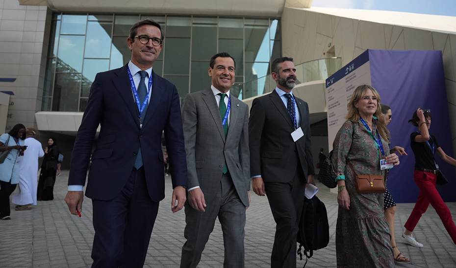 Juanma Moreno, flanqueado por los consejeros de Sostenibilidad, Ramón Fernández-Pacheco, y de Industria, Jorge Paradela, en la sede de la COP28, que se celebra en Dubái.