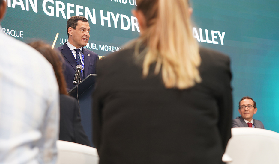 El presiente de la Junta de Andalucía, durante su intervención la presentación, en el marco de la COP28 de Dubái, del Valle Andaluz del Hidrógeno Verde de Cepsa.