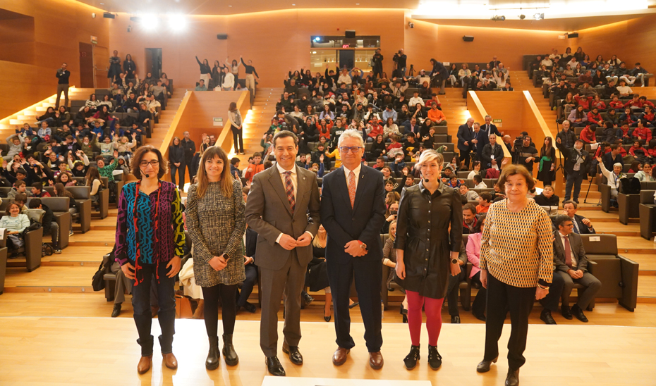 Juanma Moreno, junto a las cuatro científicas que han participado en el acto y el director del Parque de las Ciencias de Granada.