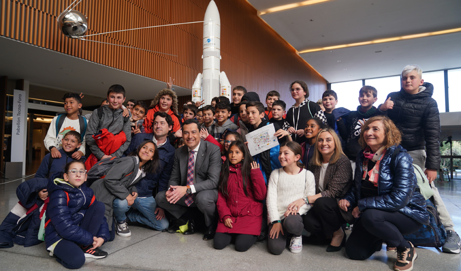 Moreno y un grupo de niños y niñas posan ante un cohete expuesto en el Parque de las Ciencias.
