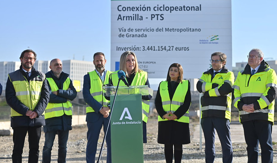 La consejera de Fomento ha estado acompañada en este acto por la alcaldesa de Armilla, Loli Cañavate; el delegado del Gobierno de la Junta en Granada, Antonio Granados; el director general de la Agencia de Obra Pública, Julio Caballero; el director general de Infraestructuras Viarias, Enrique Catalina; y el delegado territorial de Fomento en la provincia, Antonio Ayllón.