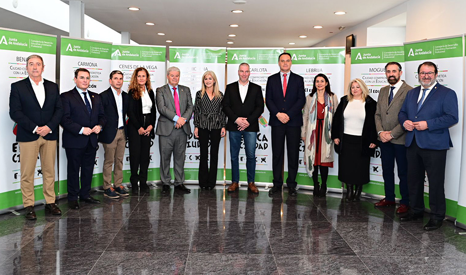 Patricia del Pozo, con los representantes de los municipios galardonados con los Premios Educaciudad