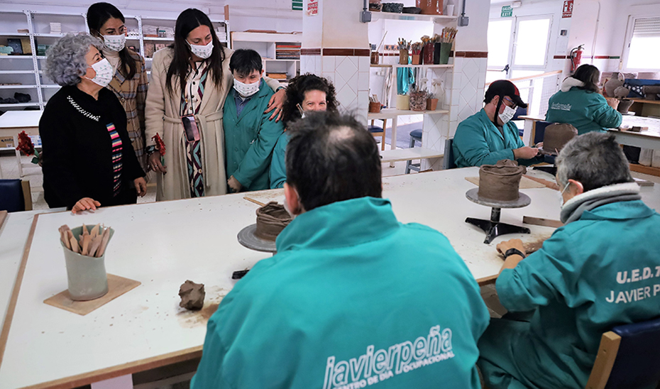 La consejera Loles López, durante su recorrido por el centro ocupacional Javier Peña.