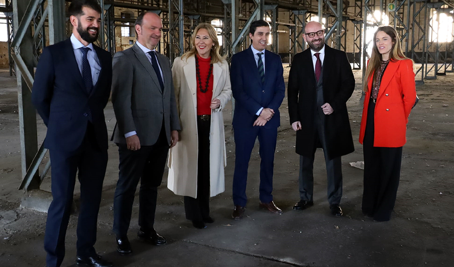 La consejera de Economía, Hacienda y Fondos Europeos, Carolina España, durante la visita a la parcela de la antigua fábrica de artillería Santa Bárbara, en Sevilla.