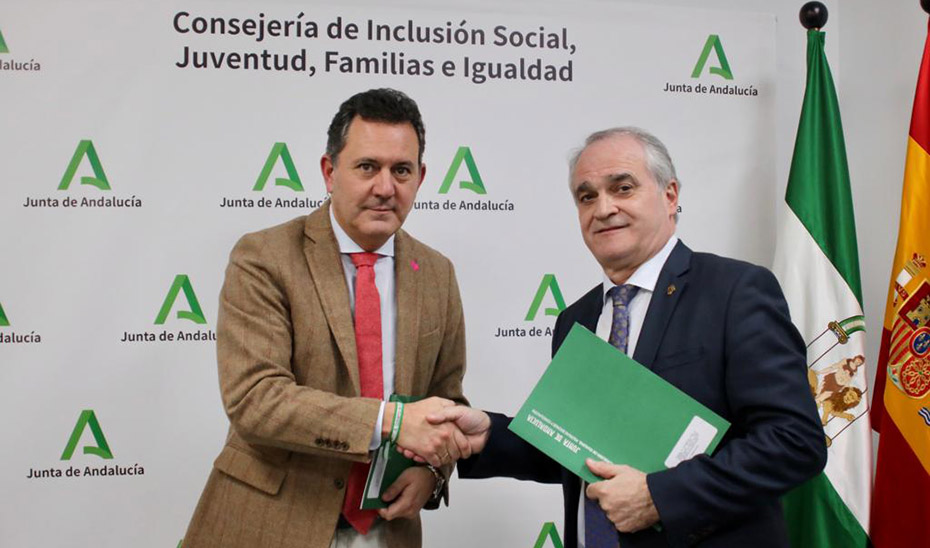 El viceconsejero de Inclusión Social, Juventud, Familias e Igualdad, José Repiso, y el presidente del CACOF, Antonio Mingorance, han firmado el acuerdo de colaboración para intentar luchar contra el aislamiento de mayores de 55 años.