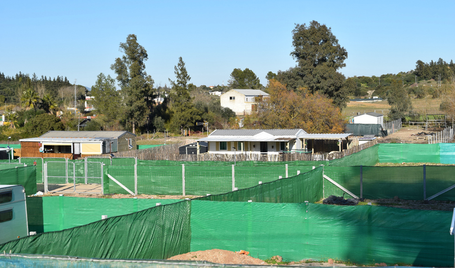 Parcelas ilegales precintadas por la Junta en el Paraje Garciago de Jerez de la Frontera, junto al circuito de velocidad.