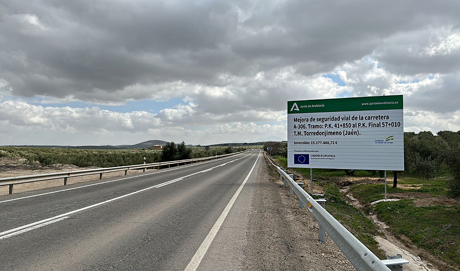 Cartel anunciador de las obras en la A-306, que une las provincias de Córdoba y Jaén, a la altura de Torredonjimeno.