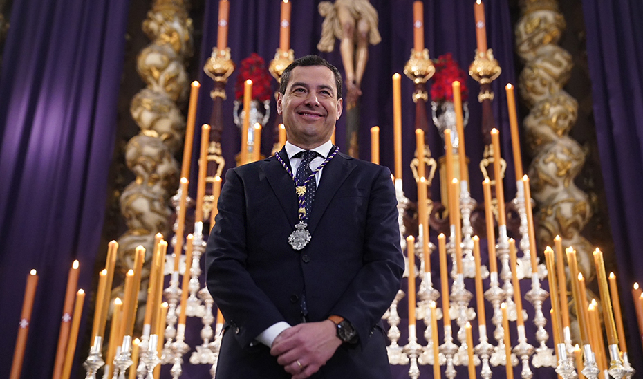 Juanma Moreno, presidente de la Junta de Andalucía, con la medalla de Hermano Distinguido de las Reales Cofradías Fusionadas de Málaga.
