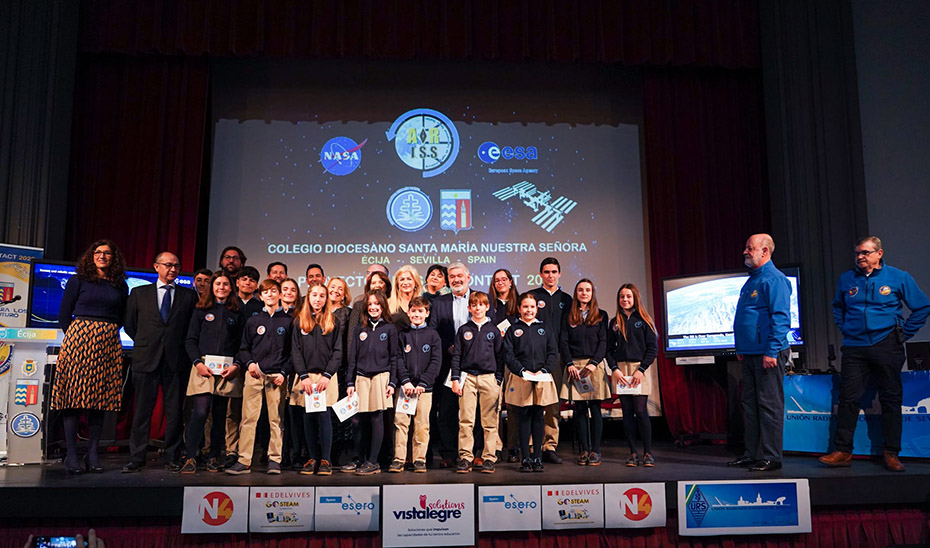 La consejera de Desarrollo Educativo ha asistido a la conexión de alumnos del Colegio Diocesano Santa María Nuestra Señora de Écija (Sevilla) con astronautas de la Estación Espacial Internacional (ISS).