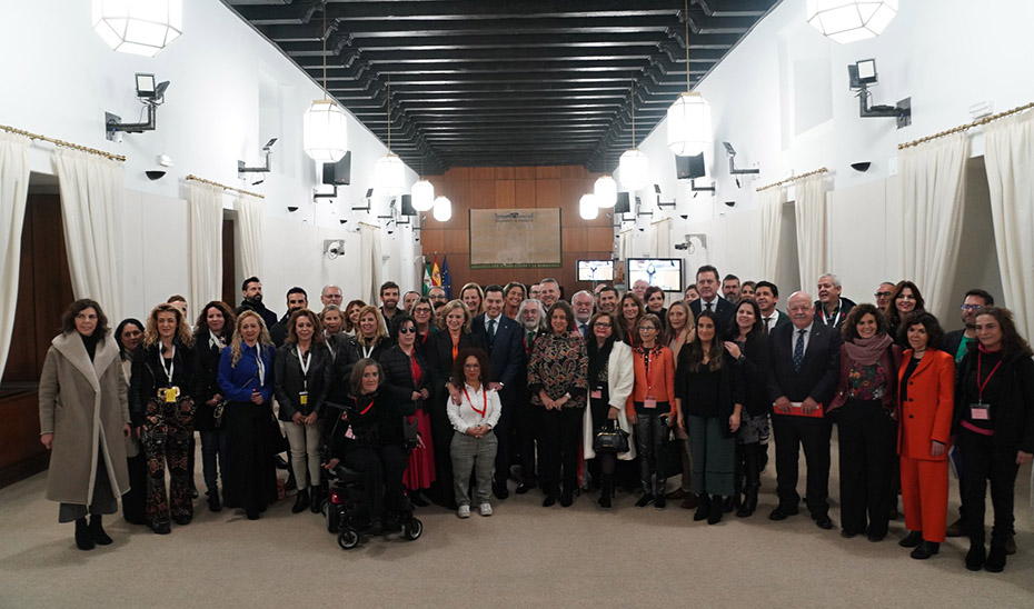 El presidente andaluz y la consejera de Salud posan junto a representantes de colectivos y agentes sociales tras la aprobación de la Ley de Atención Temprana.