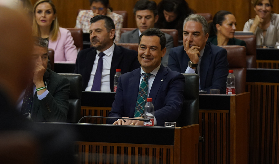 Juanma Moreno, en su escaño del Parlamento andaluz, durante el Pleno.