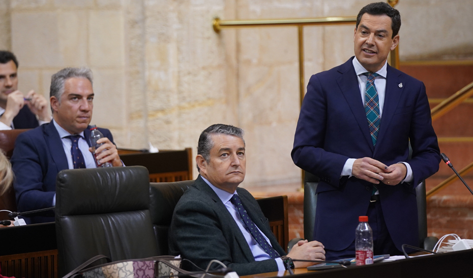 Moreno responde a la oposición en el Pleno del Parlamento.