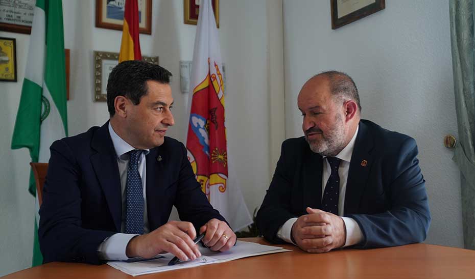 El presidente andaluz, Juanma Moreno, conversa con el alcalde de Dalías, Francisco Lirola.
