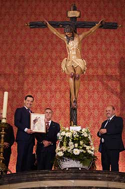 Juanma Moreno visitó la imagen del Cristo de la Luz.