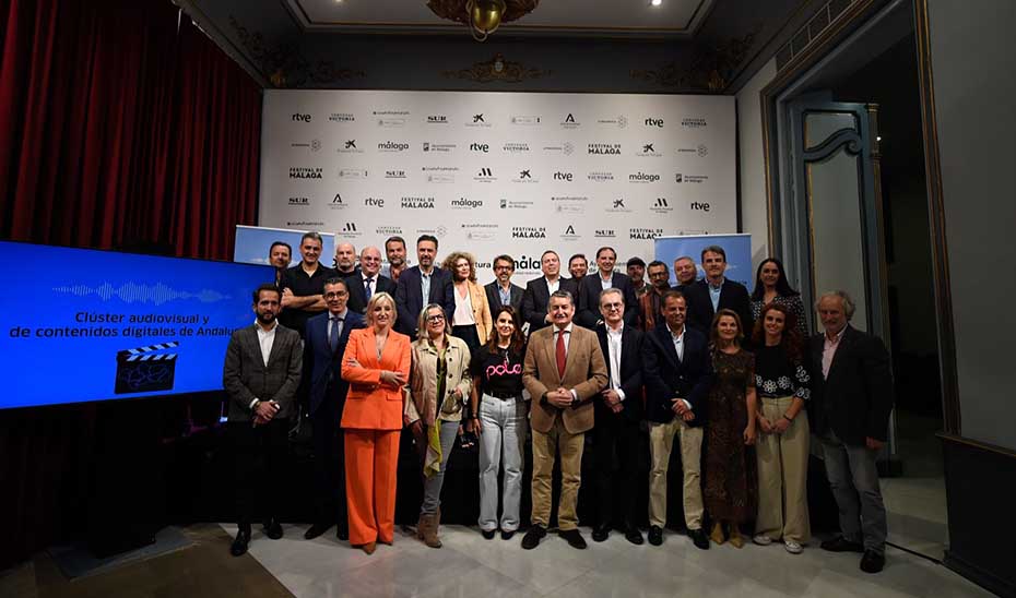 El consejero de la Presidencia, Antonio Sanz, junto a representantes de otras entidades que forman parte del Clúster Audiovisual y de Contenidos Digitales.