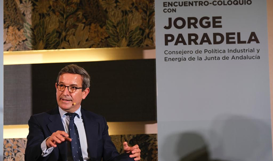 El consejero de Política Industrial y Energía, Jorge Paradela, durante su intervención en el encuentro-coloquio organizado por Diario SUR en Málaga.