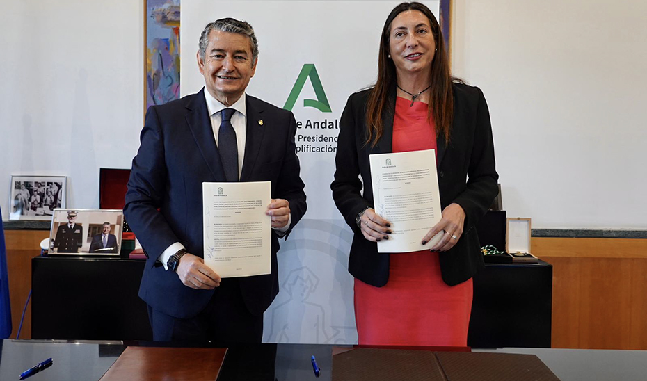 
			      Los consejeros Antonio Sanz y Loles López, tras la firma del convenio con el que se reforzará con el apoyo del 112 el Teléfono de Información a l...
			  