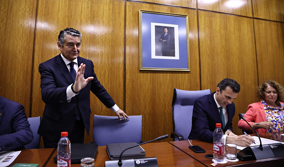 
			      El consejero Antonio Sanz, a su llegada a la Comisión de Presidencia, Interior, Diálogo Social y Simplificación Adminsitrativa.			    
			  