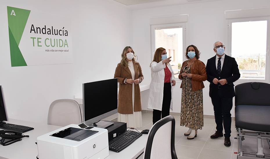 La consejera de Salud y Consumo, Catalina García, recorre las instalaciones del nuevo Hospital de Día Oncohematológico de Linares.