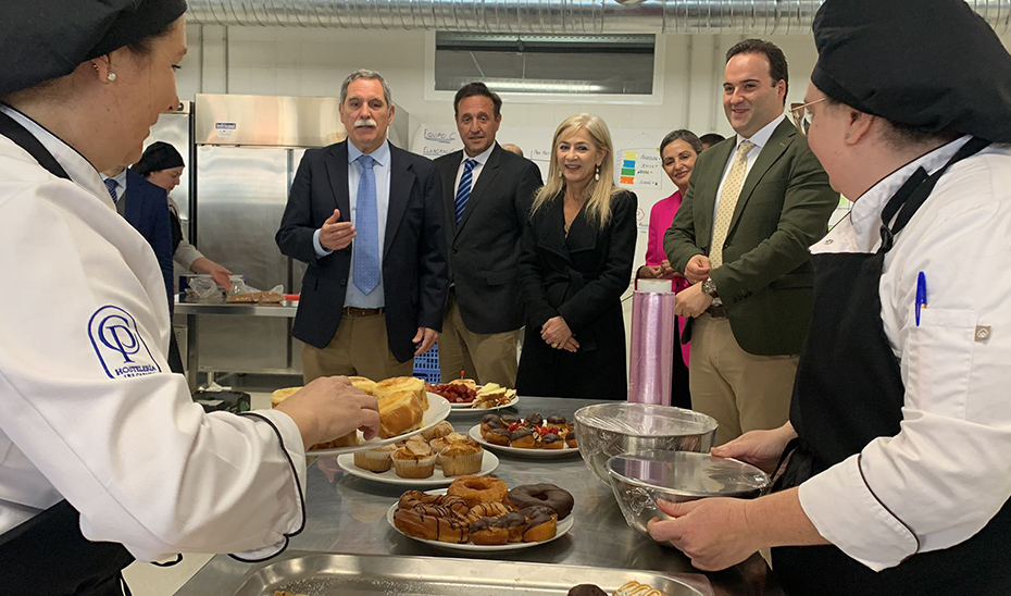 
			      La consejera de Desarrollo Educativo y Formación Profesional, Patricia del Pozo, durante su visita al IES Carmen Pantión.			    
			  