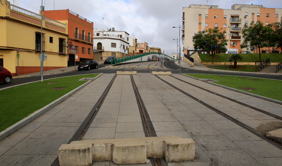 
			      Vías del tranvía de Alcalá de Guadaíra.			    
			  