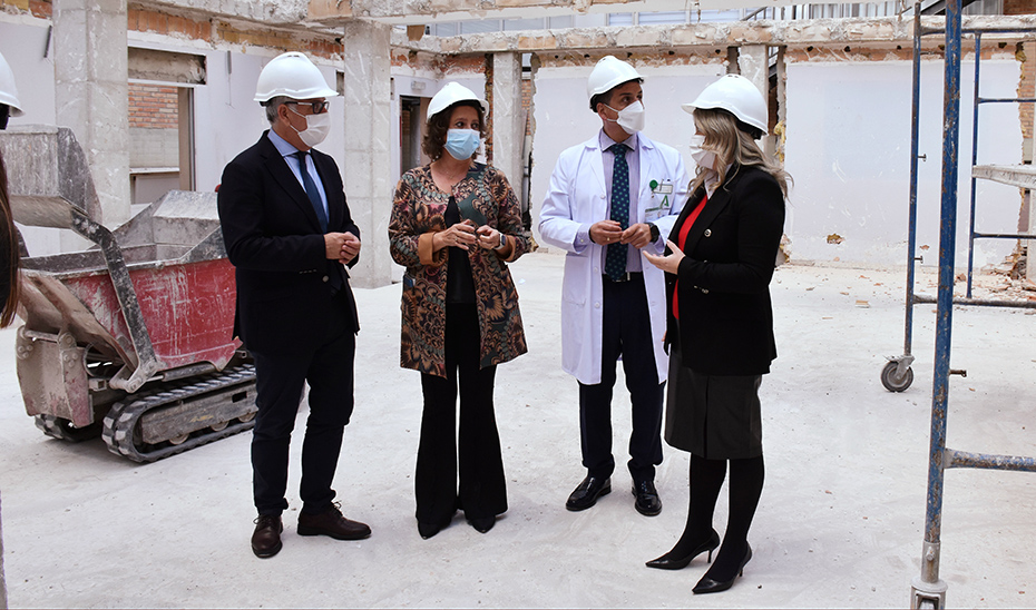 
			      La consejera de Salud y Consumo, Catalina García, durante su visita a las obras del Área de Pediatría del Hospital de Úbeda.			    
			  
