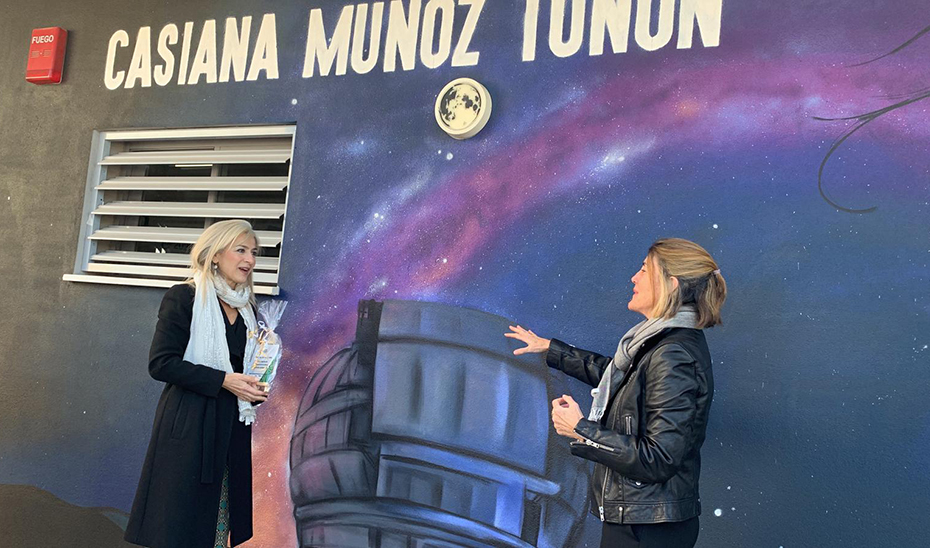 La consejera de Desarrollo Educativo y Formación Profesional, Patricia del Pozo, junto a astrofísica e investigadora Casiana Muñoz Tuñón, durante el acto de rotulación del IES Casiana Muñoz, en la zona de Miralbaida (Córdoba).