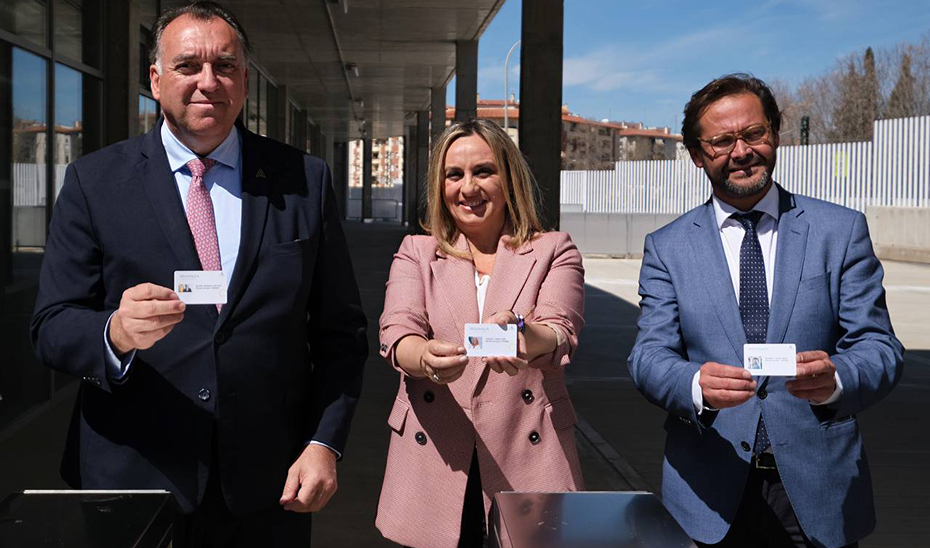 Los consejeros Arturo Bernal y Marifrán Carazo, y el delegado del Gobierno en Granada, Antonio Granados, posan con tarjetas de usuario del Estadio de la Juventud, cuya remodelación ha sido inaugurada este lunes.