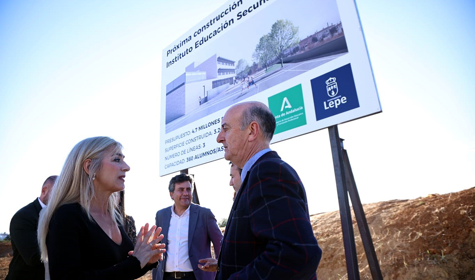
			      La consejera de Desarrollo Educativo y Formación Profesional, Patricia del Pozo, durante la visita a los terrenos del nuevo IES de Lepe (Huelva).			    
			  