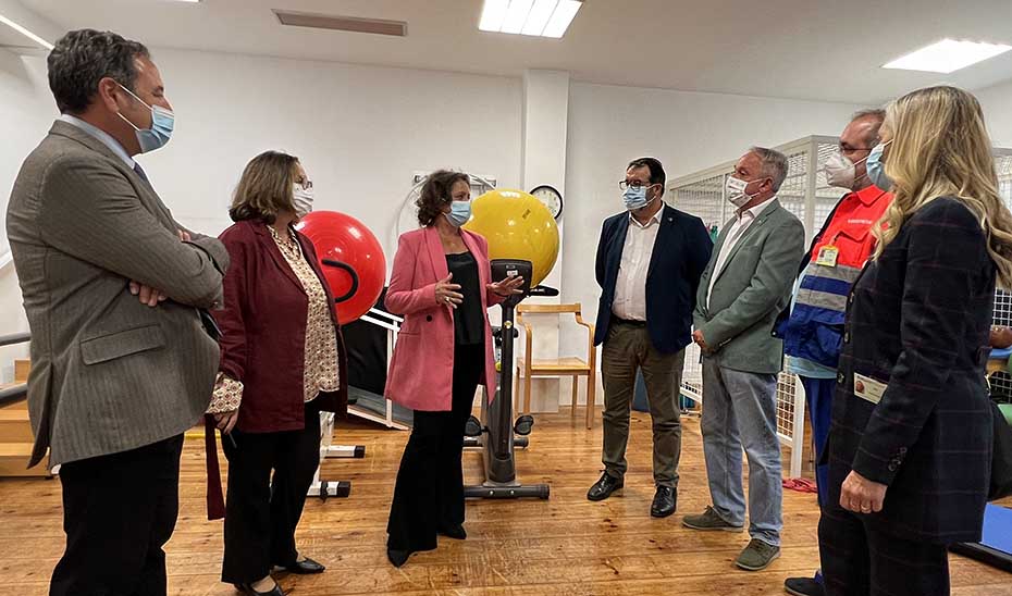 Un momento de la visita de la consejera Catalina García al centro de salud de Carmona.