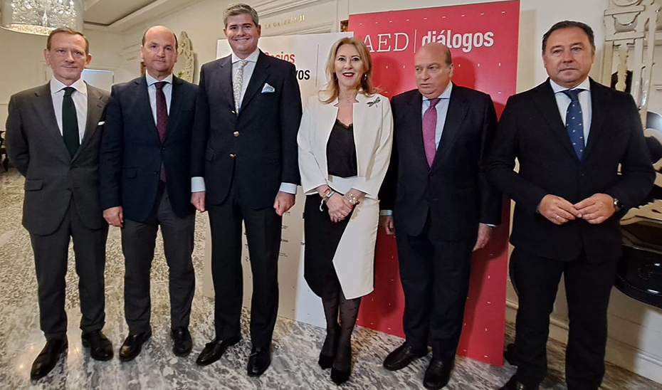 
			      Carolina España, con los representantes de la ADE y el resto de autoridades, antes del encuentro.			    
			  