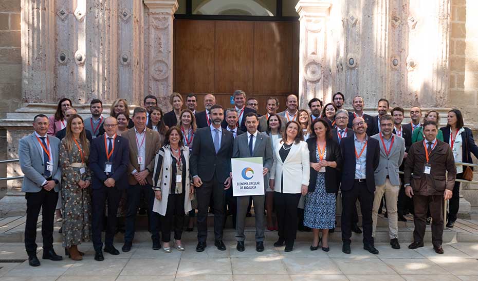 El presidente de la Junta, Juanma Moreno, junto al consejero de Sostenibilidad, Ramón Fernández-Pacheco, junto a representantes del sector tras la aprobación de la Ley de Economía Circular.