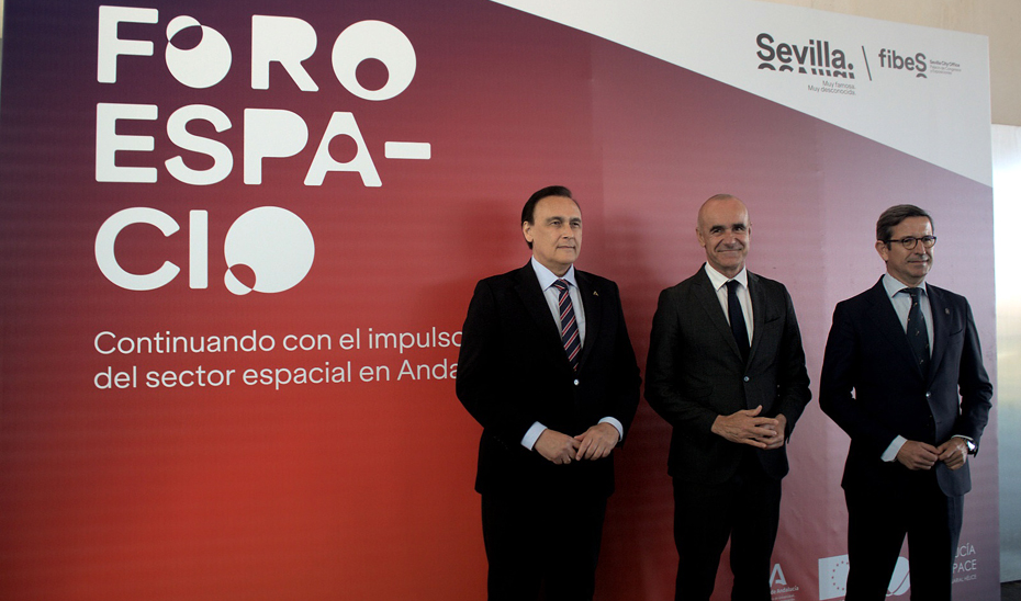 Los consejeros de Universidad, Investigación e Innovación, José Carlos Gómez Villamandos, y de Política Industrial y Energía, Jorge Paradela, junto al alcalde de Sevilla, Antonio Muñoz, durante la inauguración de la II Conferencia Espacial de Andalucía.