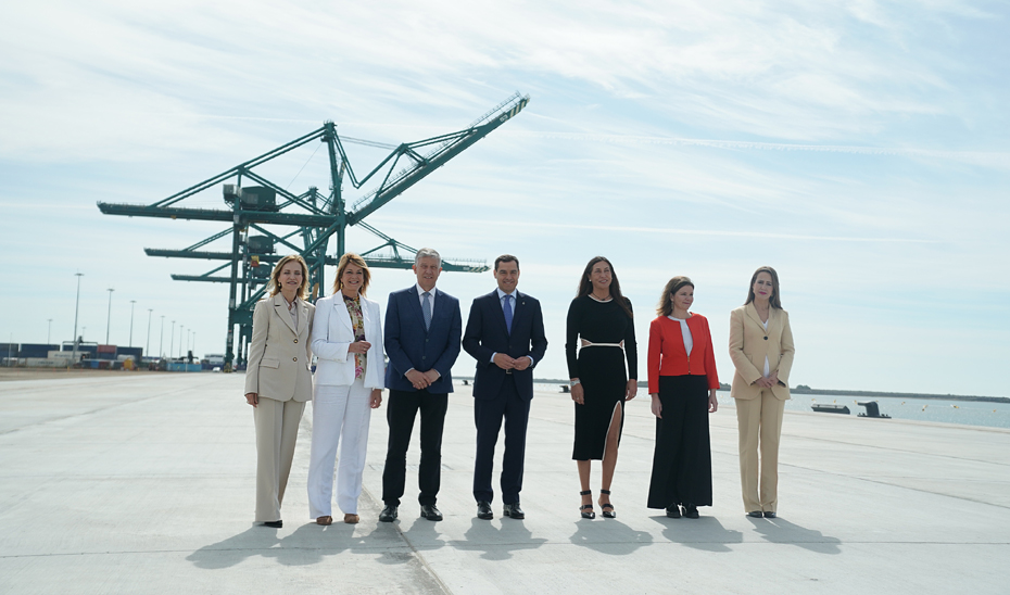 
			      El presidente de la Junta, Juanma Moreno, junto al resto de autoridades, en el acto de inauguración de las obras de ampliación norte del Muelle S...
			  