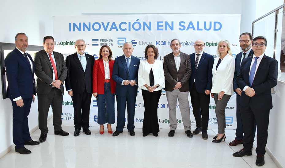 
			      La consejera Catalina García posa junto a otros invitados y organizadores en el foro celebrado en el Colegio de Médicos de Málaga.			    
			  