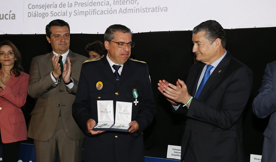 
			      Antonio Sanz entregó las condecoraciones de la Orden al Mérito de la Policía Local de Andalucía.			    
			  