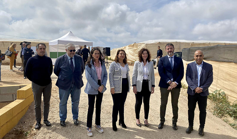 Carmen Crespo visita las obras de mejora del camino rural La Palmera de Almería