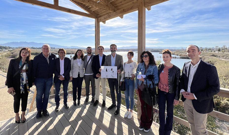 Fernández-Pacheco visita el humedal 'Salar de los Canos'
