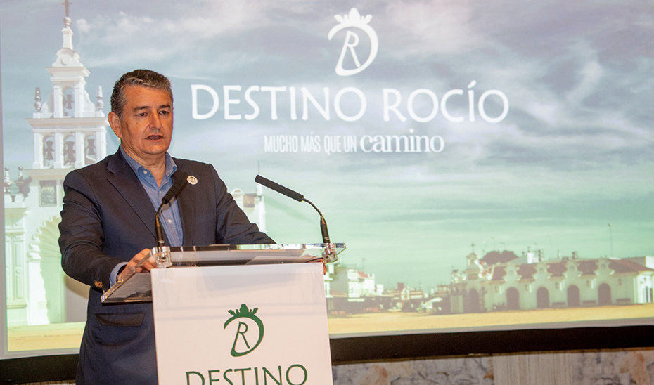 El consejero de la Presidencia, Interior, Diálogo Social y Simplificación Administrativa, Antonio Sanz, durante la presentación del proyecto \u0027Destino Rocío\u0027 en Almonte.