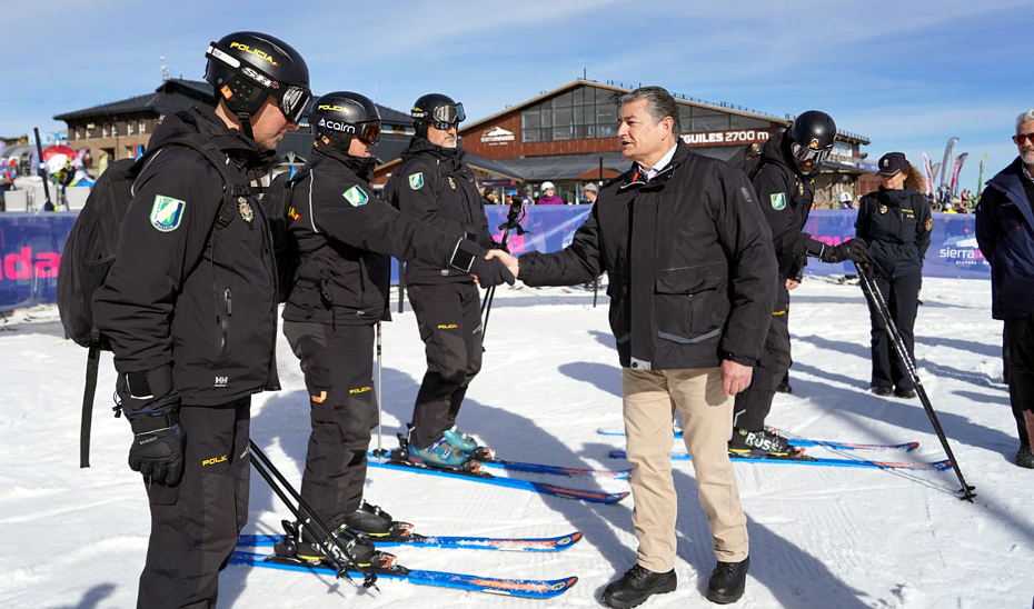 Sanz visita al Núcleo de Esquí de la Unidad de Policía Adscrita