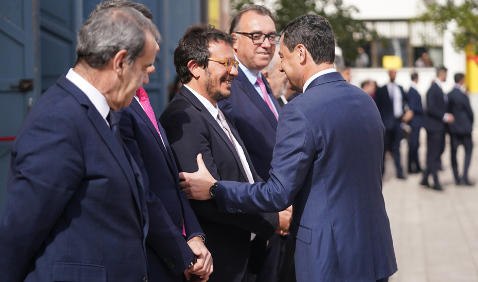 Juanma Moreno saluda al alcalde de Cádiz, José María González, en presencia del consejero de Turismo, Cultura y Deporte, Arturo Bernal.
