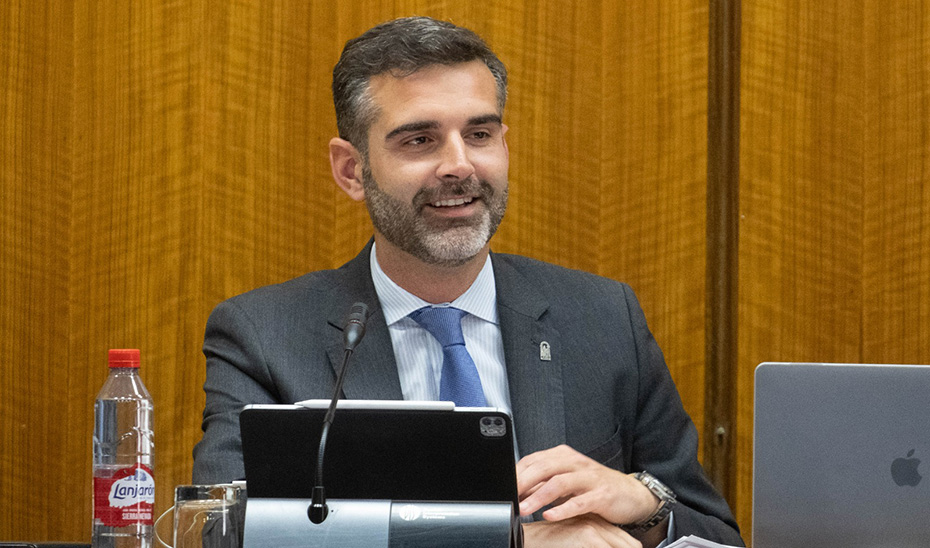 
			      El Consejero de Sostenibilidad, Medio Ambiente y Economía Azul, Ramón Fernández-Pacheco, durante su comparecencia en el Parlamento andaluz.			    
			  