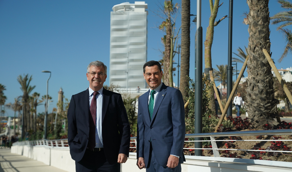 El presidente andaluz y el acalde de Estepona, con el nuevo edificio al fondo.