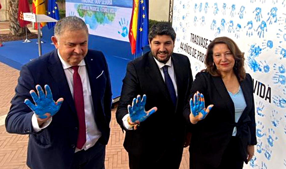 
			      Carmen Crespo, en el acto de celebración del 44º aniversario del trasvase Tajo-Segura junto al presidente murciano, Fernando López Miras, y el pr...
			  